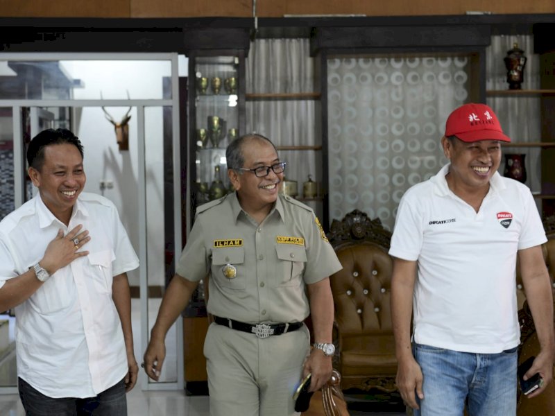 Mantan Bupati Pangkep dua periode, Syamsuddin Hamid da adiknya Syamsul Hamid berjalan sambil tersenyum bersama Ketua KBPP Polri Sulsel, Ilham Arief Sirajuddin di Pangkep, Sabtu (29/7/2023). @Jejakfakta/dok. istimewa
