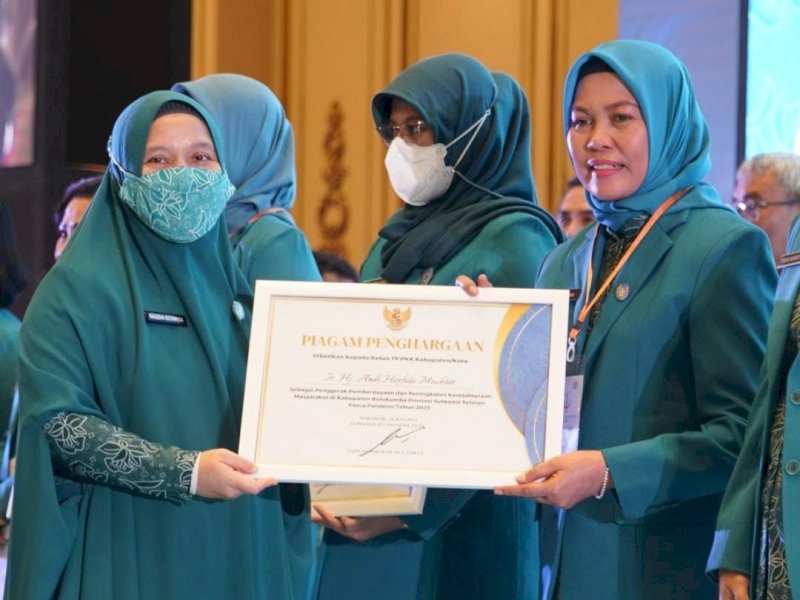 Ketua PKK Kabupaten Bulukumba, Andi Herfida Muchtar menerima piagam penghargaan dari Ketua PKK Provinsi Sulsel, Naoemi Octarina di Makassar. @Jejakfakta/dok Humas Pemkab Bulukumba