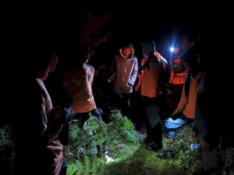 Seorang pendaki yang mengalami gejala hipotermia di Pos 7 Gunung Bawakaraeng, berhasil dievakuasi Tim Sar Gabungan ke kaki gunung, Desa Lembanna, Tinggimoncong, Gowa, Sulawesi Selatan, Senin pagi (31/07/2023). @Jejakfakta/Foto dok. Basarnas Makassar