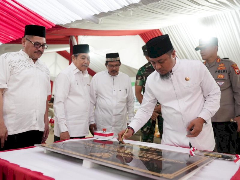 Gubernur Sulawesi Selatan, Andi Sudirman Sulaiman meresmikan Pondok Pesantren (Ponpes) Tahfidzul Qur&rsquo;an Ibrahim, Kelurahan Uluwale, Kecamatan Watangpulu, Kabupaten Sidrap, Sabtu (29/7/2023). @Jejakfakta/dok. Humas Pemprov Sulsel
