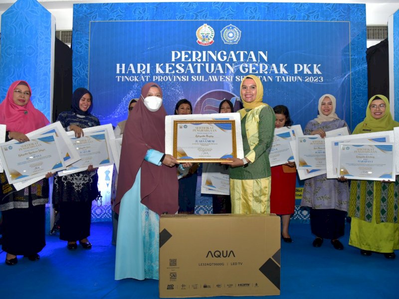 Ketua Tim Penggerak PKK Sulsel, Naoemi Octarina, menyerahkan hadiah kepada para pemenang berbagai lomba. @Jejakfakta/dok. Humas Pemprov Sulsel