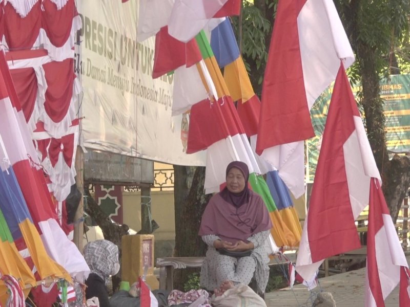Sejumlah pedagang pernak-pernik kemerdekaan menghiasi trotoar di sepanjang Jalan Sultan Hasanuddin Pangkep. @Jejakfakta/dok. istimewa