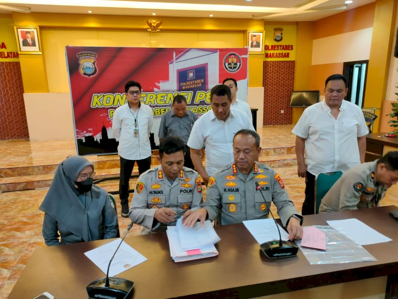 Kapolrestabes Makassar, Kombes Pol Mokhamad Ngajib, bersama Tim UPTD PPA Kota Makassar saat memberikan keterangan pers di Polrestabes Makassar, Senin (31/7/2023). @Jejakfakta/Atri