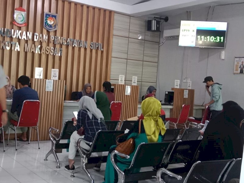 Aktivitas di loket layanan Kantor Dinas Kependudukan dan Catatan Sipil (Disdukcapil) Kota Makassar, Selasa (1/8/2023). @Jejakfakta/Samsir