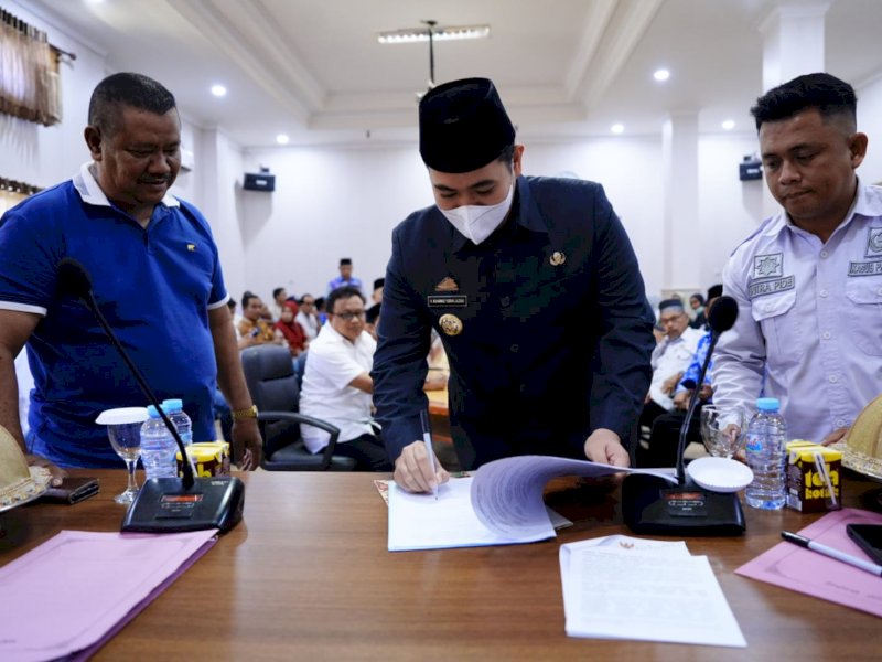 Bupati Pangkep, Muhammad Yusran Lalogau (MYL) melaksanakan penandatanganan nota perjanjian hibah daerah kepada penerima bantuan kepada pengurus masjid, pondok pesantren dan TPA tahun anggaran 2023, di ruang rapat wakil bupati, Rabu (2/8/2023). @Jejakfakta/dok. Humas Pemkab Pangkep