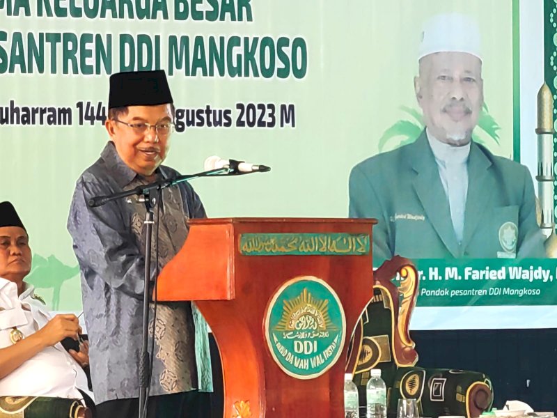 Ketua Umum Dewan Masjid Indonesia (DMI), Jusuf Kalla (JK) saat menyampaikan sambutan dihadapan keluarga besar Pondok Pesantren DDI Mangkoso Kabupaten Barru, Sulawesi Selatan, Rabu (2/8/2023). @Jejakfakta/Rudi Gunawan
