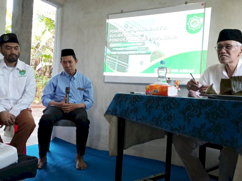 Wakil Ketua Umum Pengurus Besar Darud Da'wah wal-Irsyad (PB DDI), KH Helmi Ali Yafie (kanan), membuka sekaligus membawakan kuliah perdana Ma'had Aly Pondok Pesantren DDI Abrad, di Ponpes Abrad, Kompleks Pemda No.22, Manggala, Kota Makassar, Sulawesi Selatan, Kamis (3/8/2023).