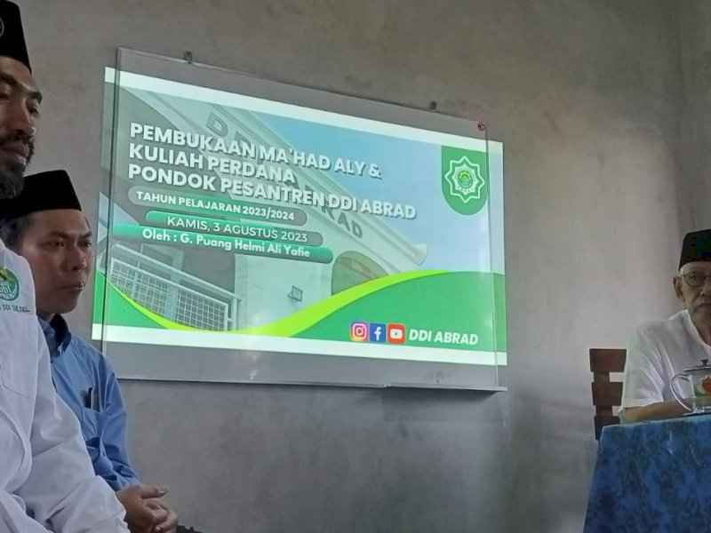 Wakil Ketua Umum Pengurus Besar Darud Da'wah wal-Irsyad (PB DDI), KH Helmi Ali Yafie (kanan), membuka sekaligus membawakan kuliah perdana Ma'had Aly Pondok Pesantren DDI Abrad, di Ponpes Abrad, Kompleks Pemda No.22, Manggala, Kota Makassar, Sulawesi Selatan, Kamis (3/8/2023).(Foto: Ilo/Jejakfakta)