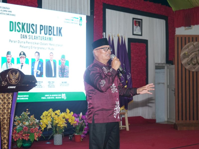 Bupati Enrekang Muslimin Bando memberikan sambutan pada Diskusi Publik dan Silaturahmi KAHMI dan HMI Cabang Enrekang, di Pendopo Rujab, Jumat (4/8/2023). @Jejakfakta/dok. Humas Pemkab Enrekang