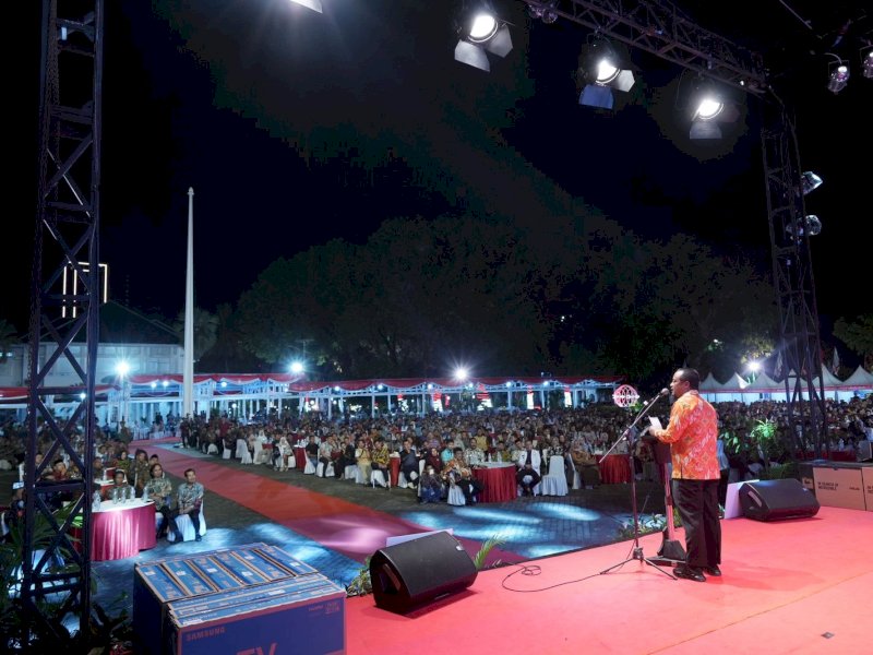 Gubernur Sulsel Andi Sudirman Sulaiman saat memberikan sambutan dihadapan ribuan Kepalda Desa dan Lembang saat Gala Dinner Peningkatan Kapasitas Pengelolaan Keuangan Desa di Lapangan Rujab Gubernur, Sabtu (5/8/2023) malam. @Jejakfakta/dok. Humas Pemprov Sulsel