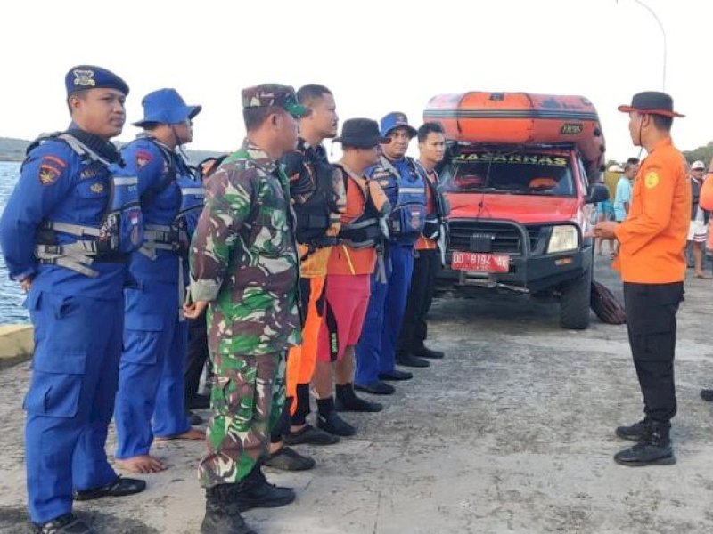 Tim Sar gabungan melakukan penyelaman dan penyisiran pencarian nelayan yang diduga tenggelam, Minggu (6/8/2023). @Jejakfakta/dok. Basarnas Makassar  