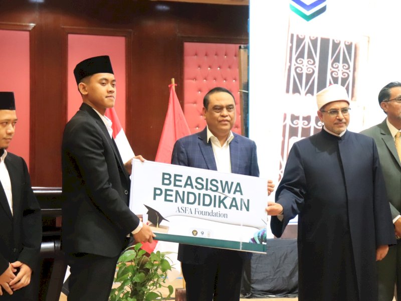 Lazis Assalam fil Alamin (ASFA) melaksanakan peluncuran (launching) beasiswa untuk mahasiswa Indonesia di Universitas Al-Azhar Kairo, Ahad (6/8/2023). Acara dihadiri oleh Ketua ASFA Foundation Komjen Pol (Purn) Dr. Syafrudin Kambo (tengah) dan Rektor Universitas Al-Azhar Prof. Dr. Salamah Daud. Launching di Gedung Al-Azhar Convention Center (ACC), dihadiri oleh 2500 mahasiswa Indonesia dari jengang S1-S3.