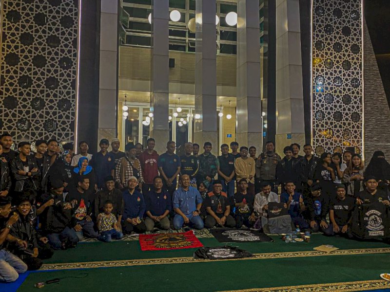 Edisi kedua Kopi Darat dan Subuhan Bareng di Masjid Terapung Pantai Losari semakin diminati komunitas motor, Ahad dini hari (6/8/2023). @Jejakfakta/Rahmat Hidayat