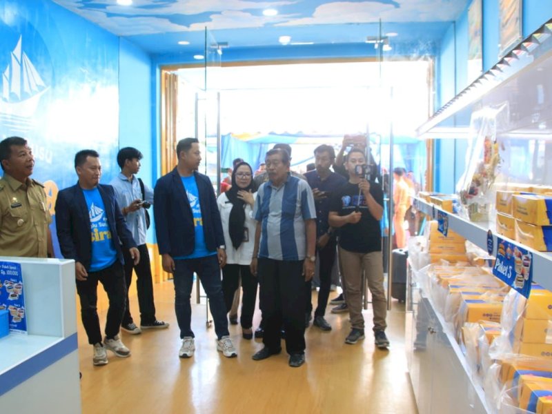 Bupati Bulukumba Andi Muchtar Ali Yusuf meresmikan tempat usaha penjualan (Outlet) Bolu Susu Bira di Jalan Sam Ratulangi Bulukumba, Senin (7/8/2023). @Jejakfakta/dok. Humas Pemkab Bulukumba