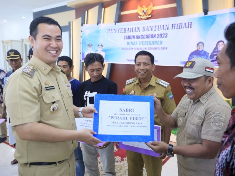 Bupati Pangkep Muhammad Yusran Lalogau (MYL) menyerahkan bantuan kepada 89 kelompok usaha perikanan yang tersebar di semua wilayah di Pangkep, Senin (7/8/2023). @Jejakfakta/dok. Humas Pangkep