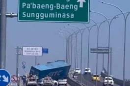 Diduga Rem Blong, Truk Kontainer Mengalami Kecelakaan di Tol Layang Makassar