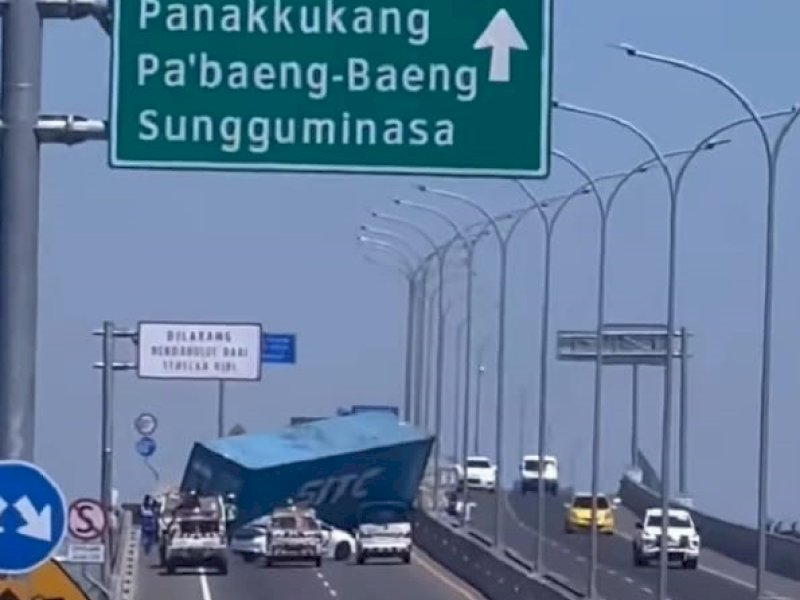 Sebuah mobil kontainer mengalami kecelakaan di Jalan Tol Reformasi KM 5 Kota Makassar, Sulawesi Selatan (Sulsel), Selasa (8/8/2023) siang. @Jejakfakta/dok. Netizen