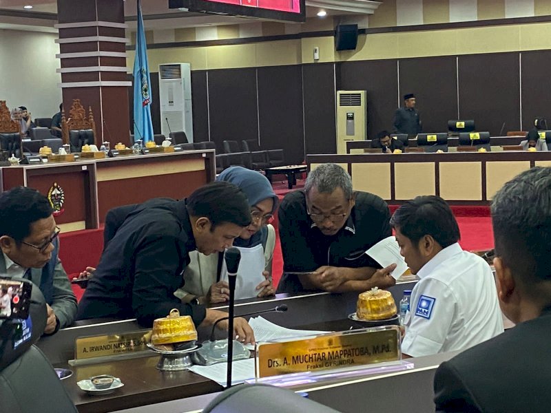 Ketua DPRD Sulsel Andi Ina Kartika Sari berbincang dengan sejumlah anggota Dewan saat sebelum rapat paripurna digelar. @Jejakfakta/Atri