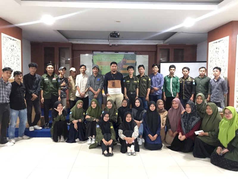 Himabio UnismuhMakassar menggelar dialog dengan mengangkat tema &ldquo;Krisis Lingkungan, Mahasiswa Bisa Apa?&rdquo; di Lantai 2 Menara Iqra Kampus Unismuh Makassar, Selasa (8/8/2023). @Jejakfakta/Samsir