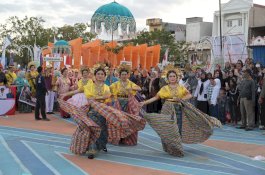 Lipa' Sabbe Hingga Branding Makassar Kota Makan Enak Meriahkan Karnaval Expo Dekranasda Sulsel di Sengkang