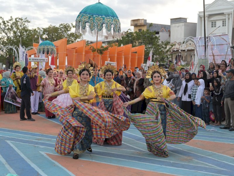 Peserta karnaval dari Kota Makassar meriah diwarnai dengan parade baju bodo bugis modern, kipas pakkarena, dan parade lipa&rsquo; sabbe (sarung tenun sutra bugis) oleh pelajar SMP Kota Makassar. @Jejakfakta/dok. Humas Pemkot Makassar