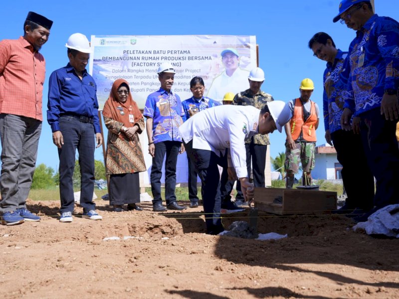 Bupati Pangkep, Muhammad Yusran Lalogau (MYL) melakukan peletakan batu pertama pembangun Rumah Produksi Bersama (RPB) pengelolaan garam di Labakkang, Kamis (10/8/2023). @Jejakfakta/dok. Humas Pemkab Pangkep