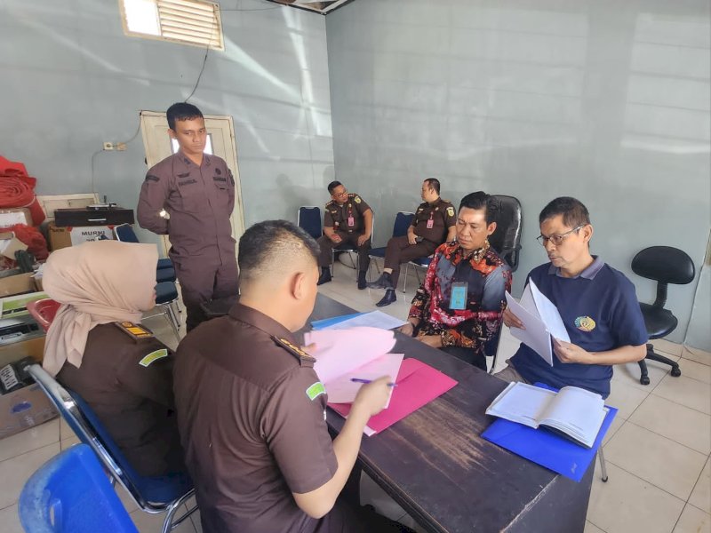 Berkas perkara tiga tersangka yakni HA, TP dan AA beserta alat bukti dugaan tindak pidana korupsi PDAM Kota Makassar tahun 2019 telah diambil alih penuntut umum dan segera disidankan. @Jejakfakta/dok. Humas Kejati Sulsel