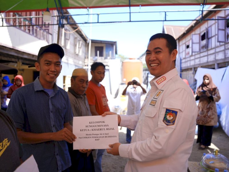 Bupati Pangkep, Muhammad Yusran Lalogau (MYL) menyerahkan bantuan hibah kepada kelompok kampung budidaya Bandeng Bonto Manai - Manakku di Desa Bonto Manai, Kecamatan Labakkang, Kamis (10/8/2023). @Jejakfakta/dok. Humas Pemkab Pangkep