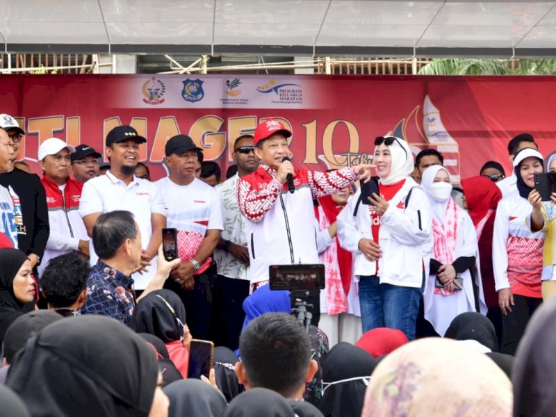 Mendagri Tito Karnavian melepas peserta Anti Mager 10 Tahun Program Keluarga Harapan (PKH) Bulukumba sekaligus membagikan 8.000 bendera yang merupakan Program 10 Juta Bendera Merah Putih di Lapangan Pemuda Bulukumba, Sabtu (12/82023). @Jejakfakta/dok Humas Pemprov Sulsel