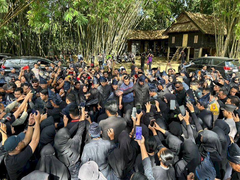 Mendagri Tito Karnavian mengunjungi pemangku adat Ammatoa Kajang disabut ratusan warga, Jumat (11/8/2023). @Jejakfakta/dok. Humas Pemkab Bulukumba
