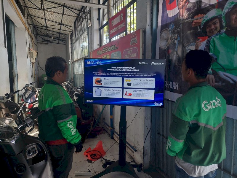  PT Pelindo Jasa Maritim (SPJM) melaksanakan Edukasi Safety Riding dan Service Motor Gratis kepada Ojek Online di Kota Makassar, Jumat (11/8/2023).  @Jejakfakta/dok. Humas Pelindo