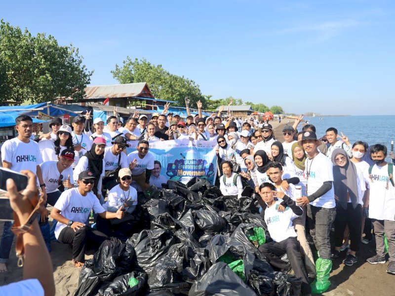 Sejumlah milenial BUMN, komunitas sosial dan lingkungan, serta masyarakat umum dan mahasiswa membersihkan sampah di 