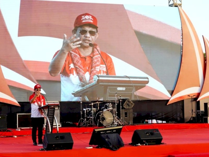 Mendagri Tito Karnavian menyampaikan sambutan pada Gelaran Nasional Pembagian 10 Juta Bendera Merah Putih di Lapangan Hitam, Kawasan Tanjung Bira, Bulukumba, Jumat (11/8/2023). @Jejakhfakta/dok Humas Pemkab Bulukumba