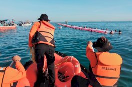 Sambut HUT RI,  Basarnas Ikut Bentangkan Bendera Merah Putih Sepanjang 78 Meter di Pulau Gusung 
