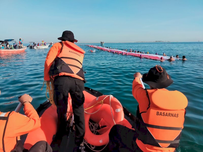 Sambut HUT RI,  Basarnas Ikut Bentangkan Bendera Merah Putih Sepanjang 78 Meter di Pulau Gusung 