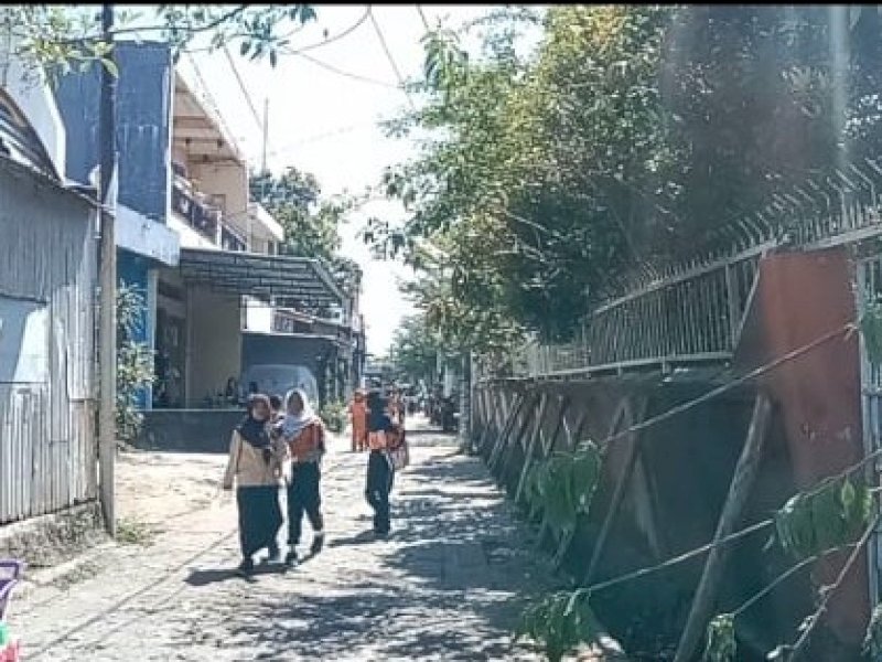 Sejumlah siswa melintas di di depan pagar Sekolah Dasar (SD) Inpres Banta-bantaeng 1 Kota Makassar yang nyaris roboh. @Jejakfakta/Samsir