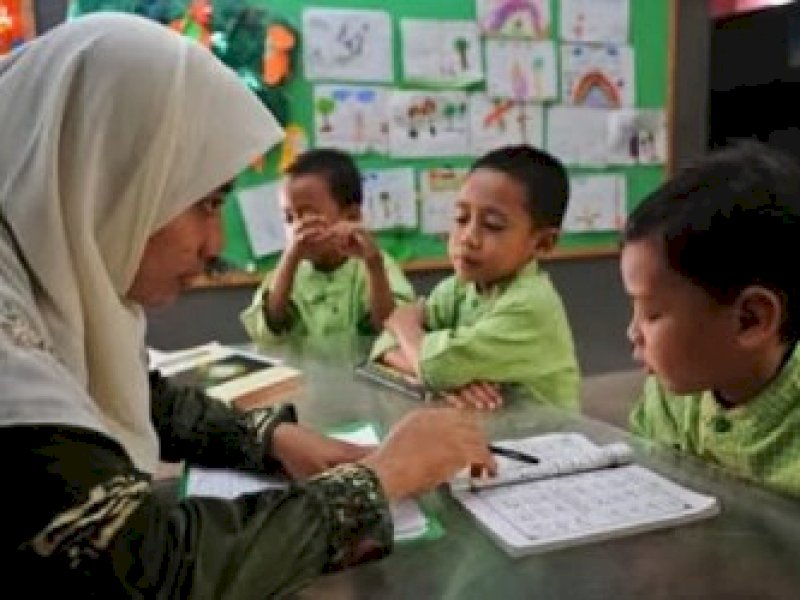Guru madrasah dan murid.
