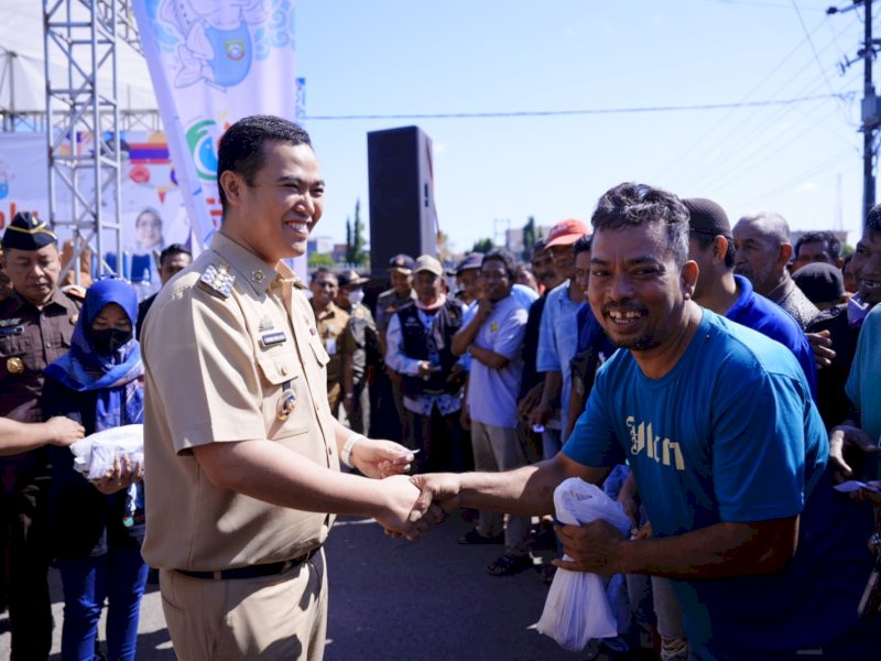Pemkab Pangkep melalui Dinas Perikanan menggelar Festival Ikan Bolu dan membagikan 7.000 ekor ikan bolu kepada warga, Senin (14/8/2023). @Jejakfakta/dok. Humas Pangkep