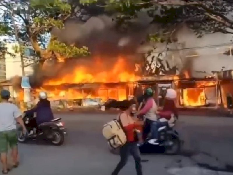 Kebakaran hebat terjadi di Jalan Pajjaijang, Kelurahan Sudiang Raya, Kecamatan Biringkanaya, Kota Makassar, Senin sore (14/8/2023). @Jejakfakta/dok. Tangkapan layar video