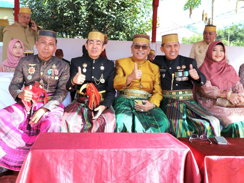 Tokoh Sulsel Dr Ilham Arief Sirajuddin (IAS) dan Mayjen TNI (Purn) Andi Muhammad Bau Sawa Mappanyukki menghadiri ritual adat memperingati simbol perlawanan rakyat Bajeng pada penjajahan di Balla Lompoa, Bajeng Gowa, Senin (14/8/2023). @Jejakfakta/Erwin Ijarta