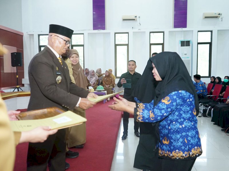 246 ASN formasi 2022 di lingkup Pemda Enrekang resmi menerima SK yang diserahkan langsung Bupati Enekang Muslimin Bando di Ruang Pola Kantor Bupati Enrekang, Senin (14/8/2023). @Jejakfakta/dok. Humas Pemkab Enrekang