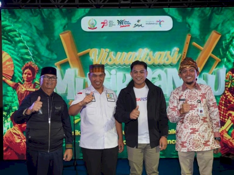 Bupati Enrekang Muslimin Bando bersama Anggota DPRD Sulsel Saharuddin dan 
Anggota DPR-RI Mitra Fakhruddin MB ikut memeriahkan Festival bertajuk Visualisasi Musik Bambu Sulawesi Selatan, di Alun-alun Kecamatan Baraka, Kabupaten Enrekang yang digelar Sabtu-Minggu 12-13 Agustus 2023. @Jejakfakta/dok. Humas Pemkab Enrekang