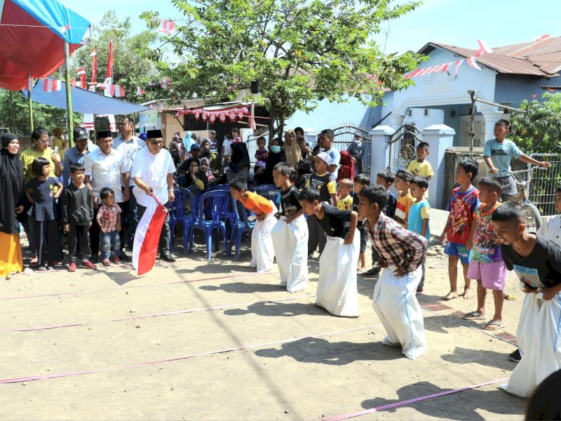 Tokoh politik Sulsel Ilham Arief Sirajuddin (IAS) bernostalgia masa kecil di hadapan warga Desa Tamanyeleng, Kecamatan Barombong, Kabupaten Gowa saat membuka lomba 17 Agustus, Senin petang (14/8/2023). @Jejakfakta/Erwin Ijarta