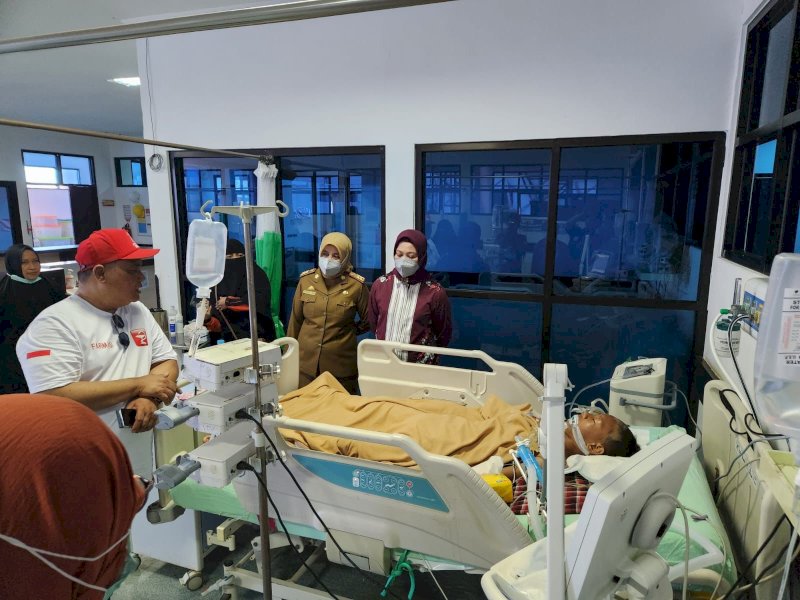 Ketua Tim Penggerak PKK Kabupaten Bulukumba Andi Herfida Muchtar didampingi Sekretaris TP-PKK A. Hamrina mengunjungi anggota Pramuka yang menjadi korban kecelakaan di Desa Bontobangun Kecamatan Rilau Ale, Selasa (15/08/2023) di RSUD H. Andi Sulthan Dg Radja. @Jejakfakta/dok. Humas Pemkab Bulukumba