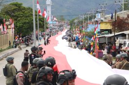 Wamena Papua Bentangkan Merah Putih 2.023 Meter