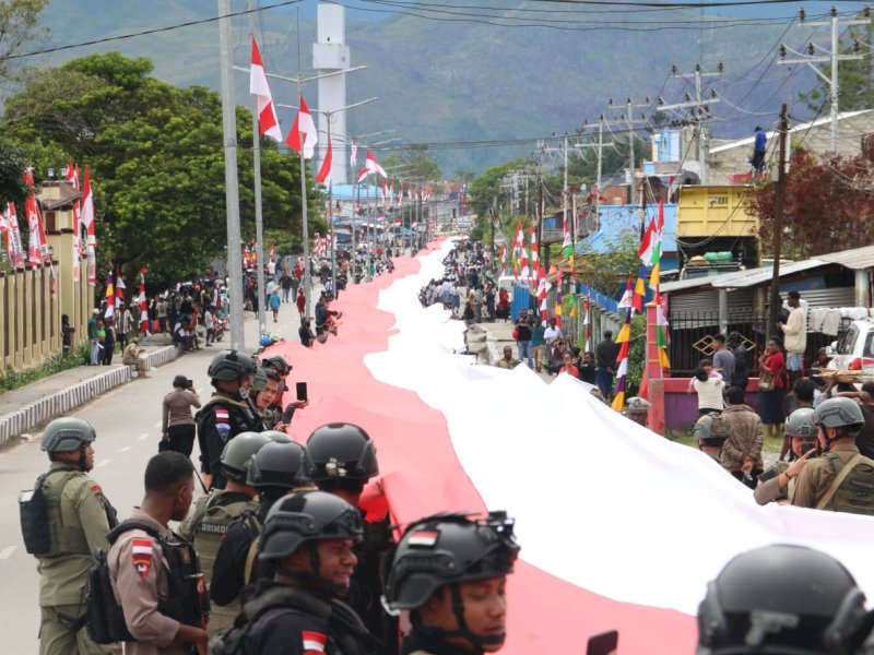 Merah putih terbentang di sepanjang jalan protokol Wamena, Kabupaten Jayawijaya, Provinsi Papua Pengunungan, Selasa (15/8/2023). Pembentangan merah putih terpanjang Papua ini sebagai perayaan HUT ke-78 Kemerdekaan Republik Indonesia.