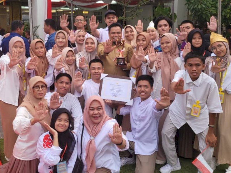 Wakil Bupati Enrekang Asman menerima Penghargaan Kabupten/Kota Layak Anak tahun 2023. @Jejakfakta/dok. Humas Pemkab Enrekang