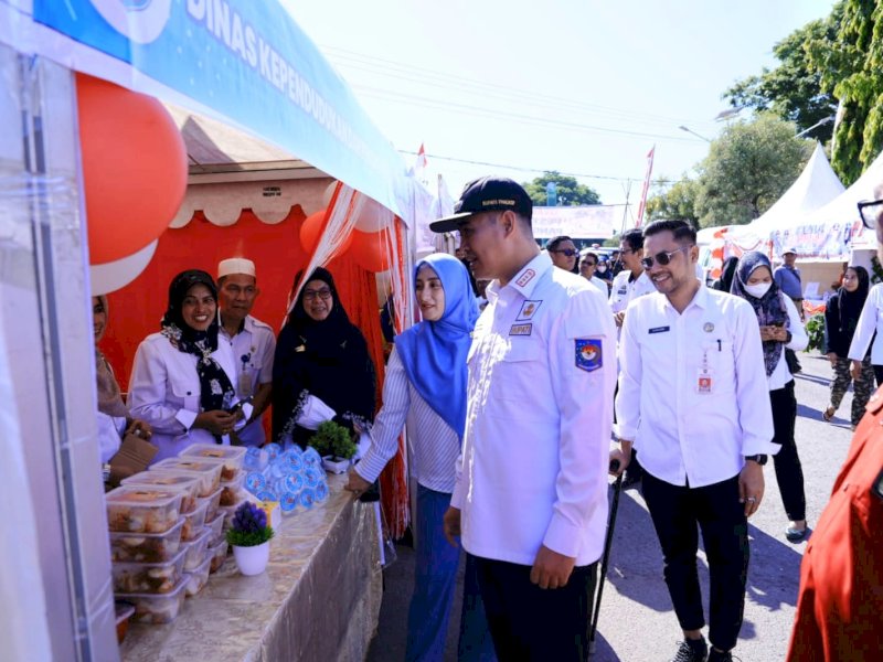 Bupati Pangkep, Muhammad Yusran Lalogau (MYL) bersama Ketua PKK Pangkep memantau sejumlah stand pada Pesta rakyat digelar di pelataran rumah jabatan bupati Pangkep, Rabu (16/8/2023). @Jejakfakta/dok. Humas Pemkab Pangkep
