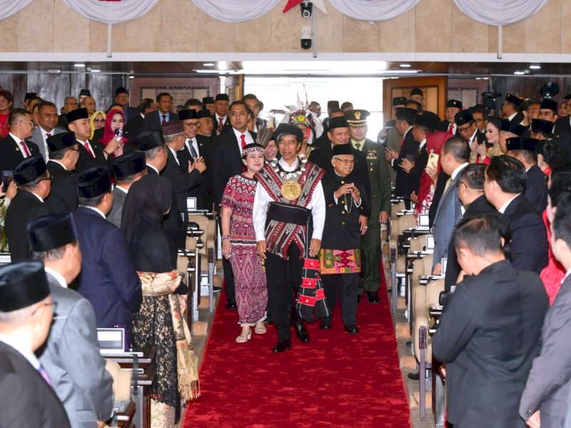 Presiden Jokowi didampingi Wapres Ma&rsquo;ruf Amin dan Ketua MPR RI Bambang Soesatyo, Ketua DPR RI Puan Maharani, dan Ketua DPD RI La Nyalla Mattalitti memasuki Ruang Rapat Paripurna, Gedung Nusantara MPR/DPR/DPD RI, Senayan, Jakarta, Rabu (16/08/2023) pagi. (Foto: BPMI Setpres)