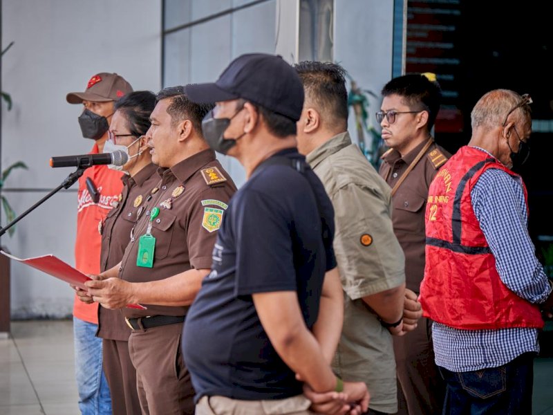 Tim Tabur Kejati Sulsel dengan berkolaborasi Tim Tabur Kejari Pinrang berhasil mengamankan buronan atau DPO pelaku penganiayaan di Kabupaten Pinrang. @Jejakfakta/dok. Humas Kejati Sulsel